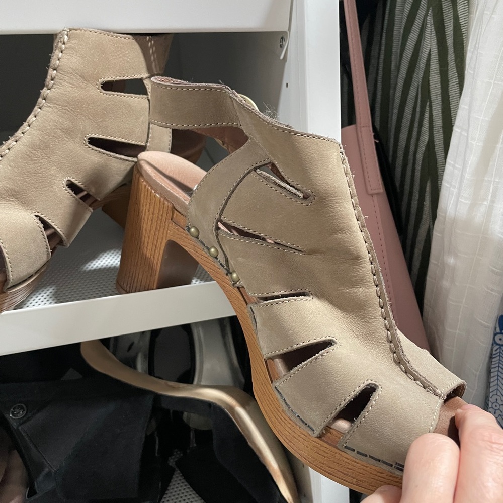 Tan Dansko demetra heels